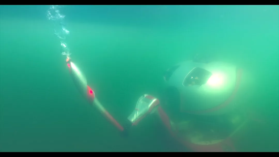 难度堪比太空舱对接！奥运史上首次机器人水下传递冬奥火炬